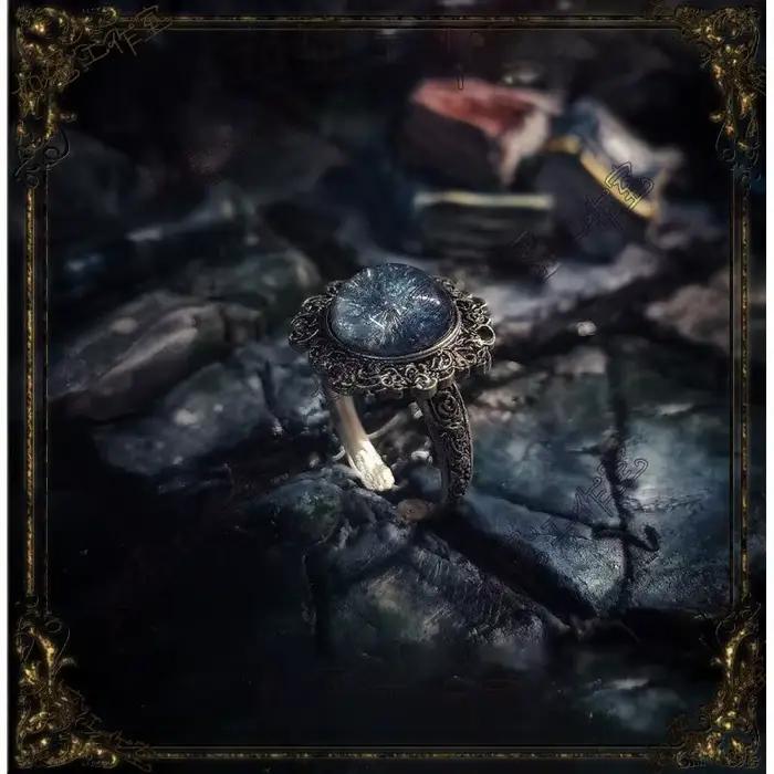 Le design unique de la bague Dark Moon Rani Tanni autour de l'anneau du vieil homme en France est lu