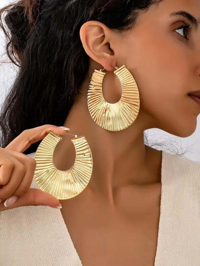 Une paire de boucles d'oreilles pour femmes charmantes, polyvalentes, exagérées, luxueuses et haut d