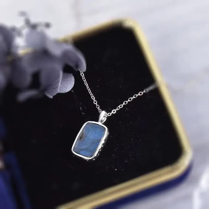 ITSMOS – collier avec pendentif carré en labradorite naturelle, collier en pierres précieuses Amazon
