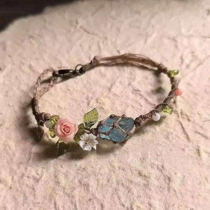 Bracelet artisanal en pierres naturelles de quartz rose et d'aigue-marine, avec filet en macramé et 