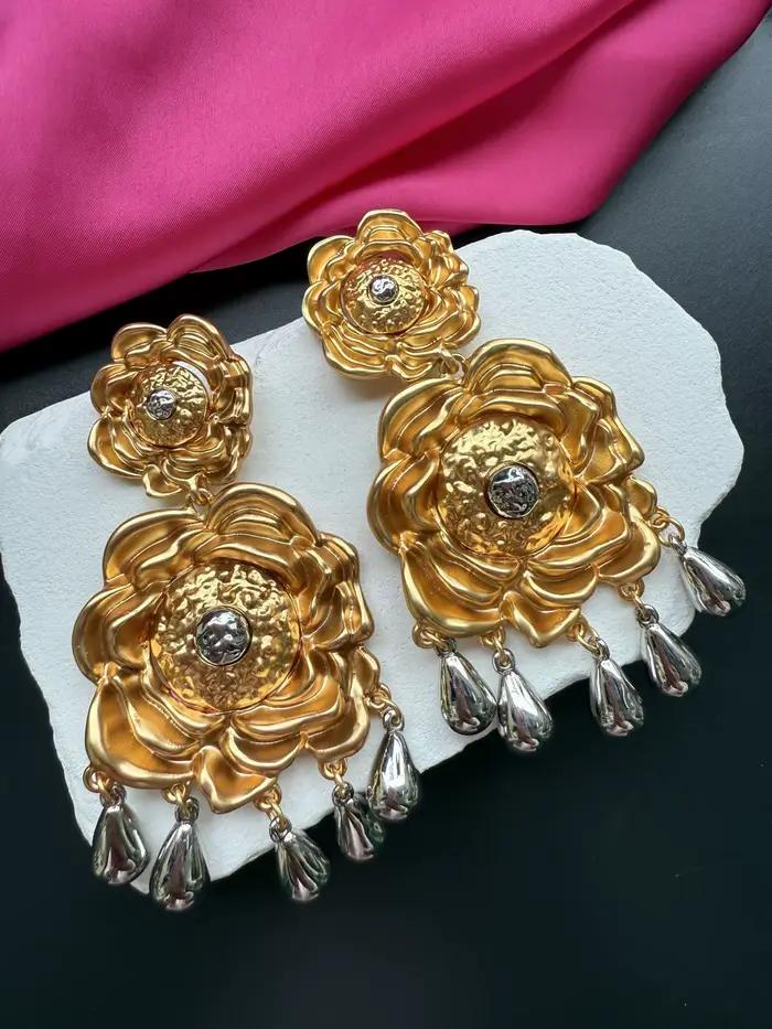 Boucles d'oreilles rétro et exagérées à fleurs et perles argentées