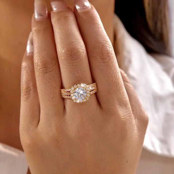 Bague Halo Multi-Rangées Glamour pour Femme en Laiton et Zircon Entièrement Pavé, Triple Bande, Bijo