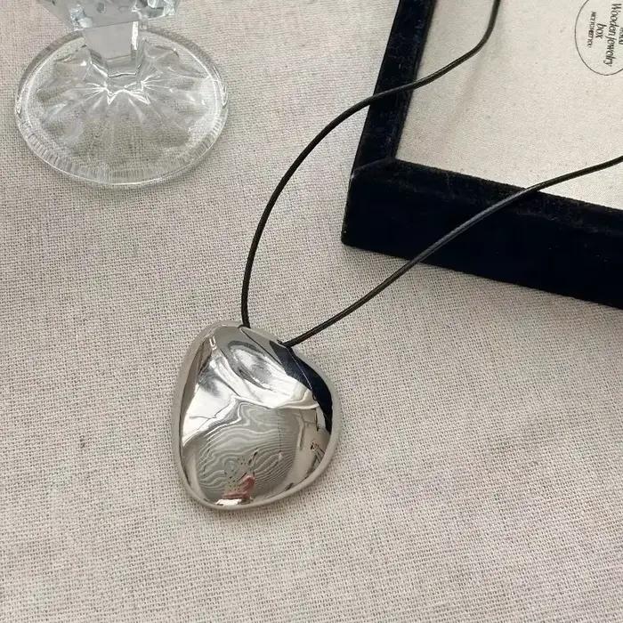 Collier pendentif irrégulier en métal mat pour femmes et filles, longue chaîne minimaliste, chaîne d