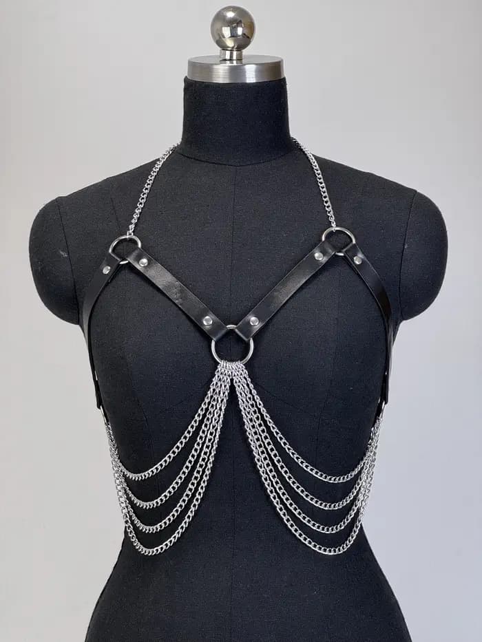 Harnais de poitrine gothique en cuir PU avec chaînes, harnais de poitrine tendance style punk avec c