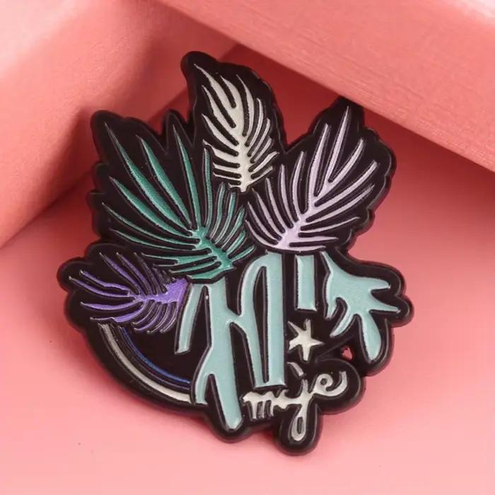 Broche en émail Botanical Reverie – Motif de feuilles dégradées avec typographie 'LEGACY OF GREEN', 