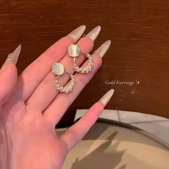 Ornement esthétique unique, boucles d'oreilles carrées en diamant et perle, effet œil de chat, haut 