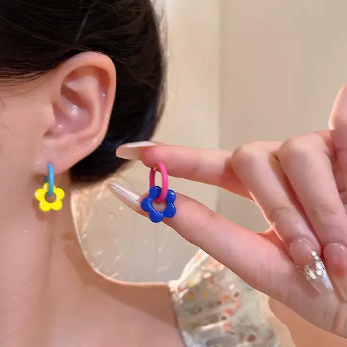Boucles d'oreilles créoles cercle doré avec breloques en résine acrylique motif fleur colorée, bijou