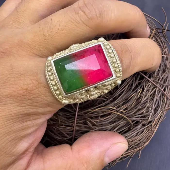 Bague ouverte vintage en argent massif, sertie à la main de deux cabochons carrés glacés bicolores e