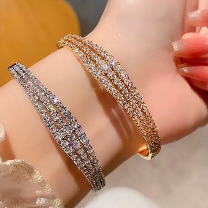 Bracelet de luxe élégant et charmant en laiton plaqué or 18 carats avec zircon cubique, design ouvert