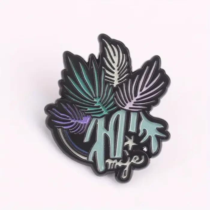 Broche en émail Botanical Reverie – Motif de feuilles dégradées avec typographie 'LEGACY OF GREEN', bijoux inspirés de la nature pour l'Eco-conscient