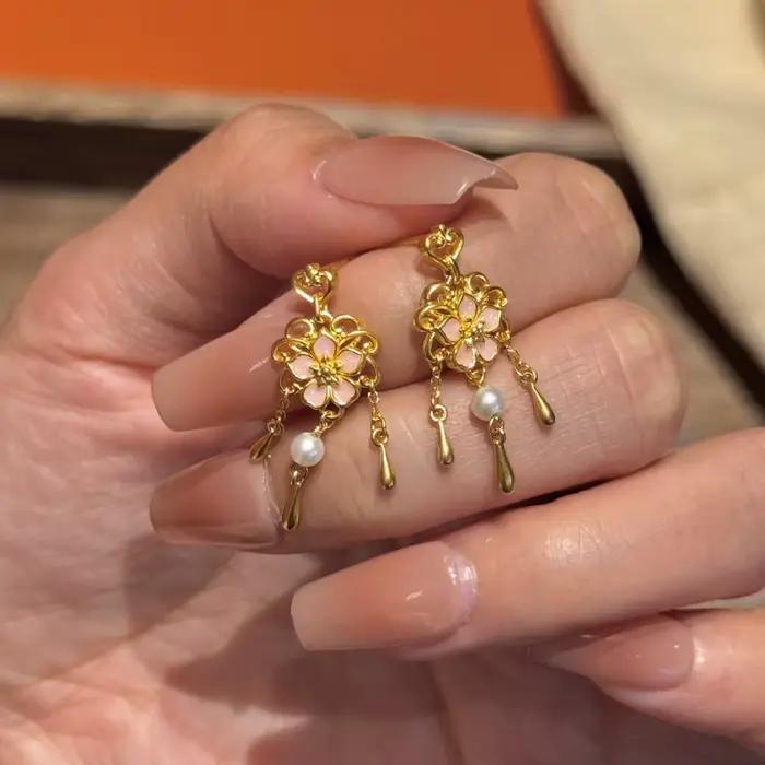 Boucles d'oreilles en fleurs de cerisier pour femmes, style palais, élégantes, romantiques, chics, douces, légères, de luxe, avec pompon, bijoux, nouvelle collection