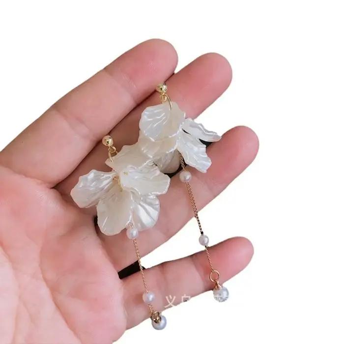 Boucles d'oreilles pendantes pour femmes, tempérament exquis, fleur éternelle, pétales blancs, perles, longs glands, breloque de mariage, bijoux cadeaux