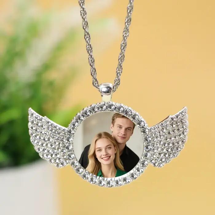 Collier personnalisé avec photo, bijoux élégants et personnalisés pour couples et proches.