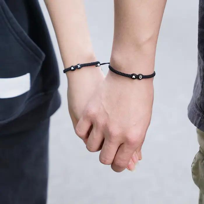 Bracelet tissé à 26 lettres, réglable, tissé à la main, tressé pour Couple, avec perles noires et blanches, accessoires de bijoux personnalisés