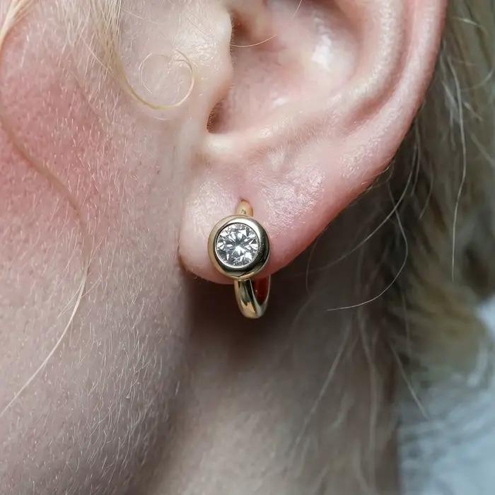 Kiss Mandy Boucles d'oreilles créoles unisexe en argent sterling 925 avec moissanite taille brillant rond, bijou solitaire effet diamant, cadeau SMOE23