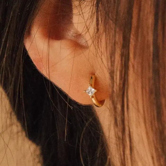 Boucles d'oreilles Huggie en forme de lobe d'oreille pour femmes, élégantes, scintillantes, petite pierre de naissance CZ, couleur or, empilables, minimalistes, délicates, bijoux pour femmes