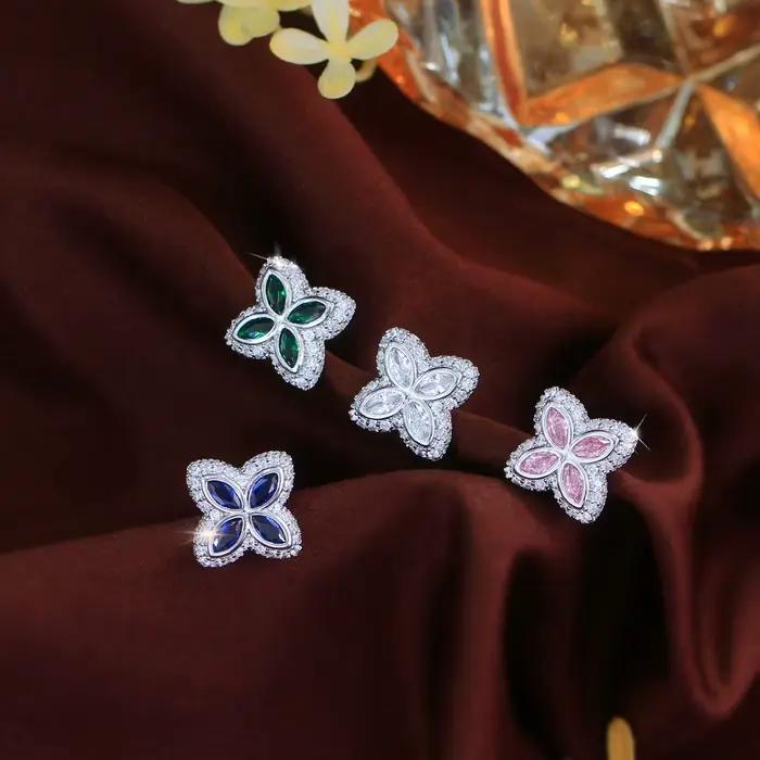 Pera – boucles d'oreilles blanches simples en forme de fleur à quatre feuilles, cadeau de fête de fiançailles, accessoire à la mode pour femmes, SE004