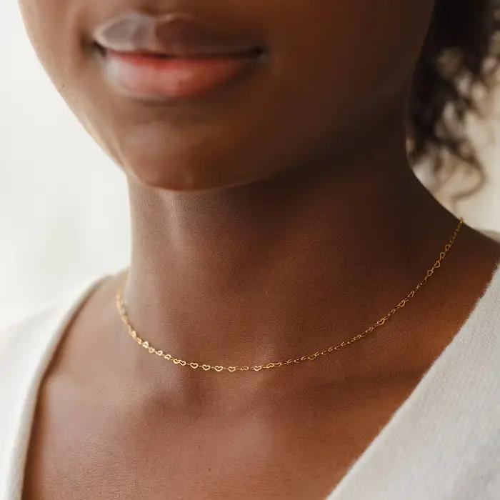 Collier en forme de cœur évidé simple et chic pour femme, chaîne élégante et douce pour la clavicule, ras-de-cou romantique, cadeau pour la Saint-Valentin