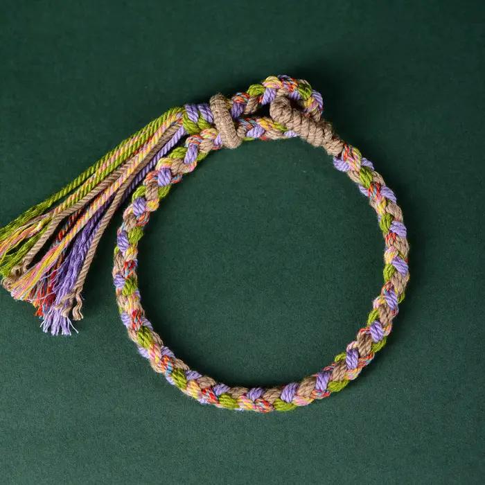 Bracelet en corde de coton tressée tibétaine fait main avec pompon – Bijou ethnique bohème pour la foi spirituelle