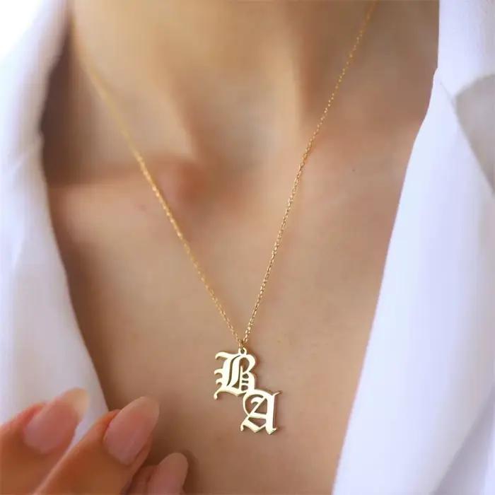 Collier Intelligent avec Nom Personnalisé en Vieux Anglais, Bijou à la Mode, Cadeau d'Anniversaire pour Mère et Fille