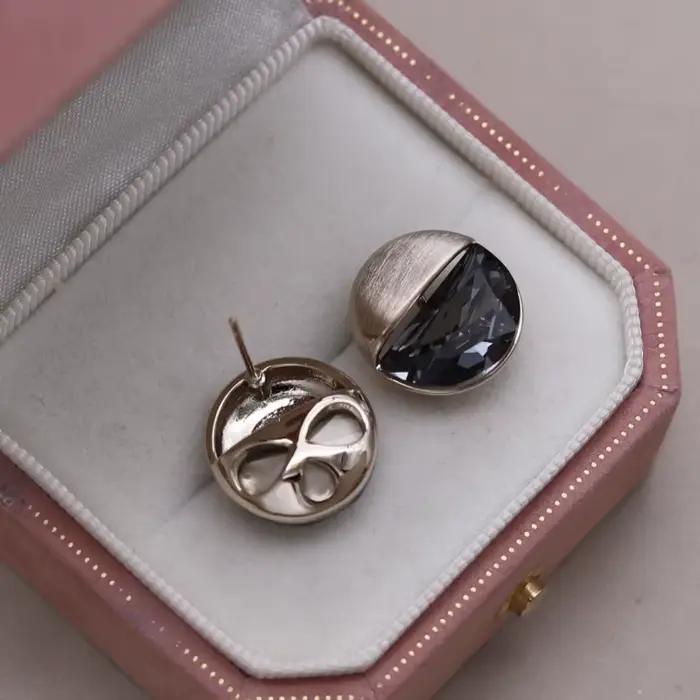 Boucles d'oreilles en métal brossé plaqué or 14 carats, nouveaux bijoux à la mode coréenne, demi-cercle en cristal gris, accessoires de travail quotidiens élégants pour femmes