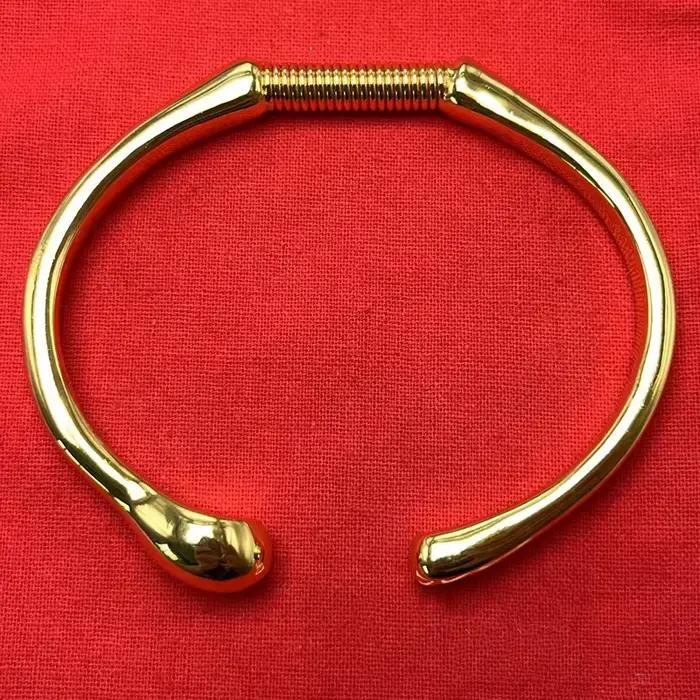 Série de bracelets à breloques de style mixte espagnol 2026 ; ensemble de bijoux amusant, luxueux et vintage.