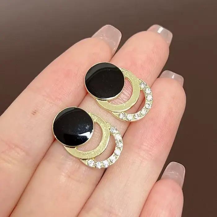Boucles d'oreilles rondes émaillées noires pour femmes, clous d'oreilles géométriques creux en cristal, bijoux élégants pour mariage et fête