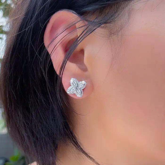 Pera – boucles d'oreilles blanches simples en forme de fleur à quatre feuilles, cadeau de fête de fiançailles, accessoire à la mode pour femmes, SE004