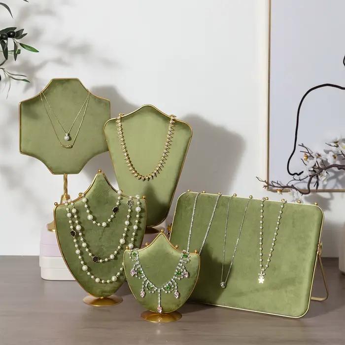 Porte-bijoux vert à coussin doux avec base en métal pour décoration intérieure et présentation commerciale polyvalente occasions spéciales