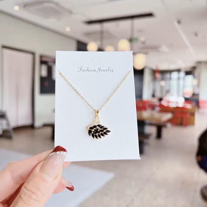 Collier pendentif cygne en cuivre incrusté de zircon, un cadeau de vacances doux et romantique pour les femmes