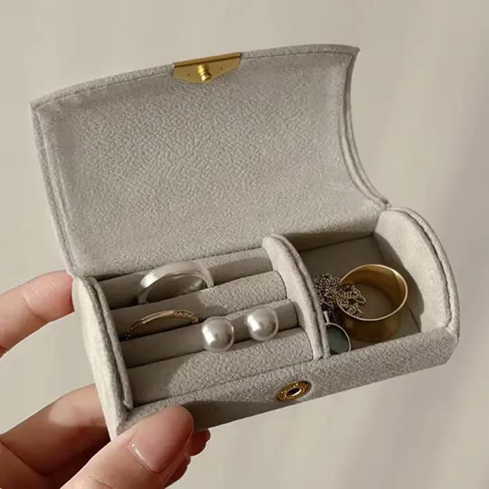 Mini boîte de rangement de bijoux Portable exquise pour les voyages d'affaires des femmes, boîte à bijoux de luxe légère Anti-oxydation avec bague en velours
