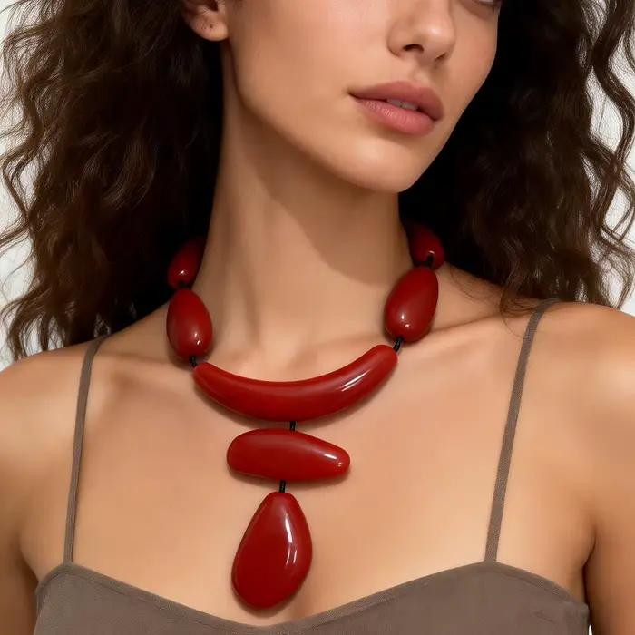 Collier bib rouge à grosses perles pour femme, réglable, avec cordon noir, pendentif audacieux en résine, style bohème, bijoux tendance