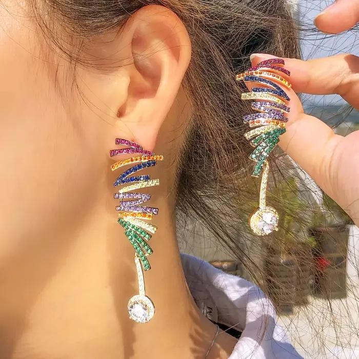 Pera décoratif longues lignes ondulées multicolores CZ pierre balancent ovale boucle d'oreille pour les femmes mode mariage dîner fête bijoux E056