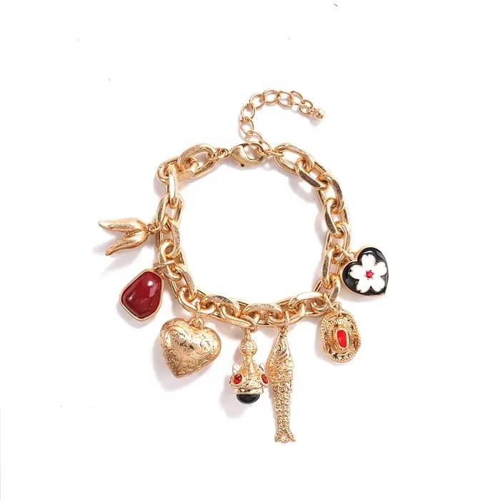 Bracelet fantaisie aux accents rouges, accessoire élégant à motifs variés, idéal pour les tenues décontractées, parfait pour les brunchs, les rendez-vous et les soirées.