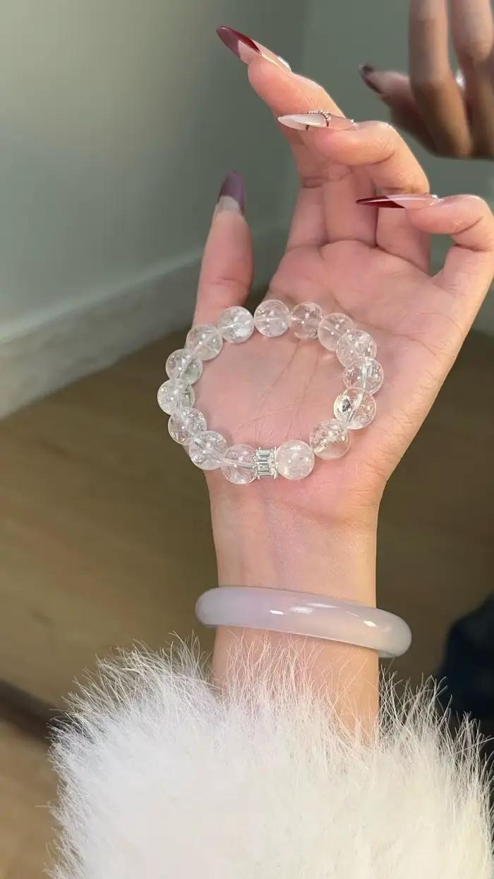 Un bracelet éblouissant en cristal de glace pilée blanc, au design artisanal unique, clair et étincelant