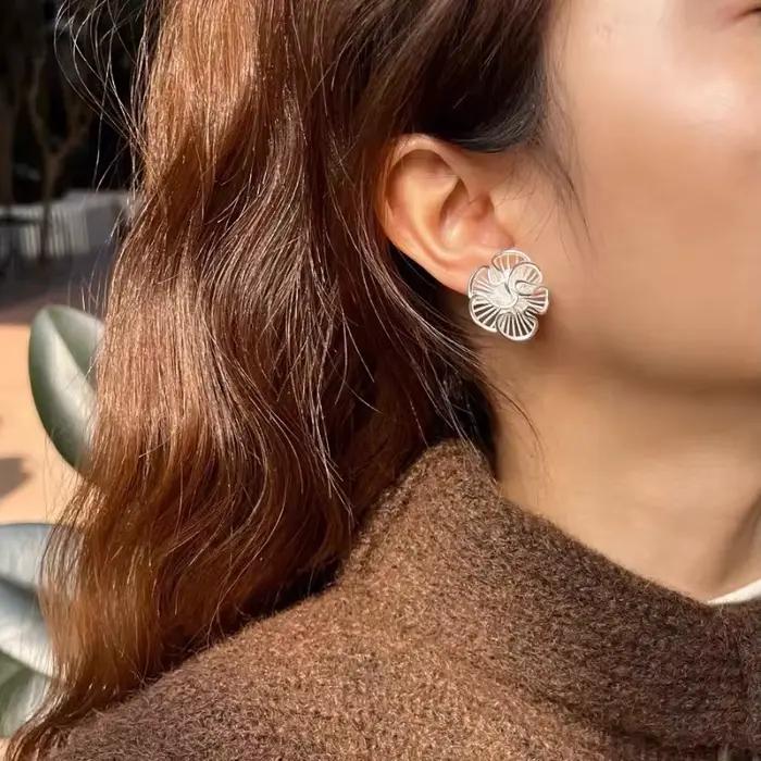Boucles d'oreilles à fleurs creuses superposées couleur argent sur le bord de la jupe pour femmes, bijoux de mode, accessoires vintage de luxe