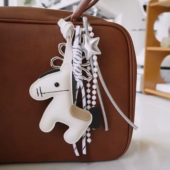 Porte-clés en cuir PU avec pendentif nœud en peluche et corde tressée, accessoire de suspension pour téléphone portable et sac, décoration DIY pour sac à dos