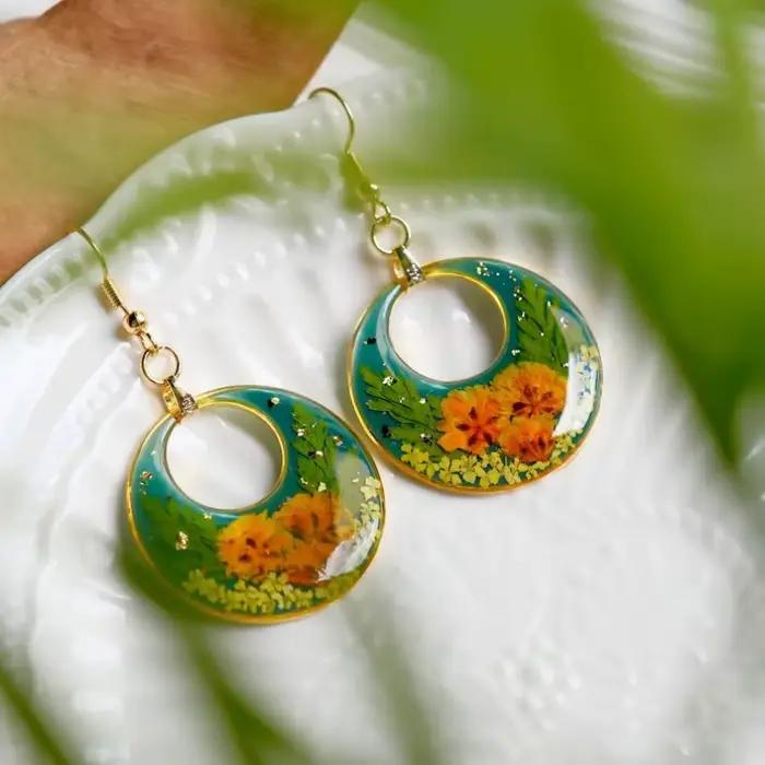 Boucles d'oreilles élégantes en résine époxy avec fleurs naturelles séchées, faites à la main, géométriques, en fleurs pressées, vente en gros, personnalisables