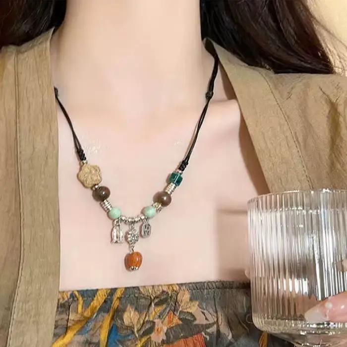 Collier pendentif goutte d'eau en céramique fait à main, ras du cou perles en céramique