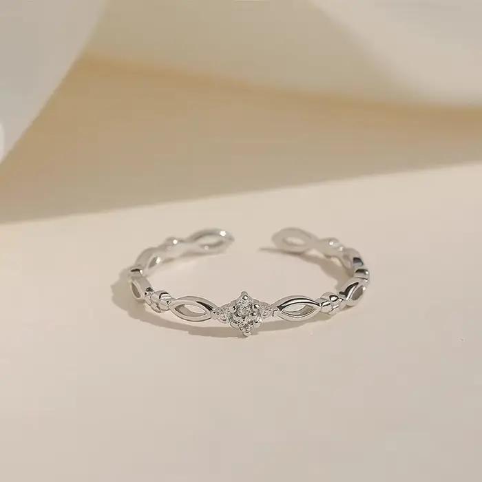 Bague en argent sterling 925 sertie de zircon géométrique trèfle à quatre feuilles pour femme occasions spéciales minimalistes elegance classique