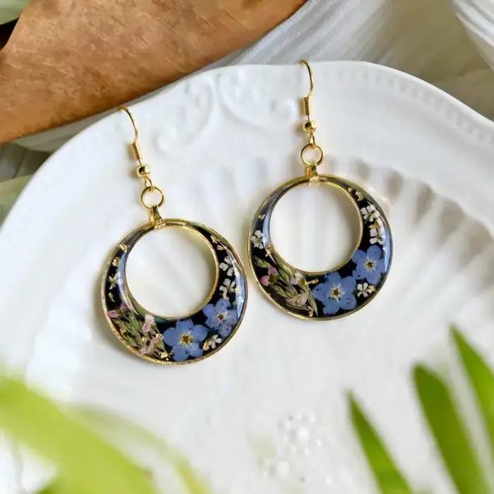Boucles d'oreilles élégantes en résine époxy avec fleurs naturelles séchées, faites à la main, géométriques, en fleurs pressées, vente en gros, personnalisables