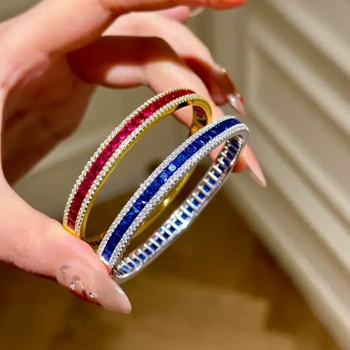 Bracelet jonc artisanal en or 14 carats avec saphir, rubis et diamants pour femme – Bijou de fiançailles, mariage ou soirée