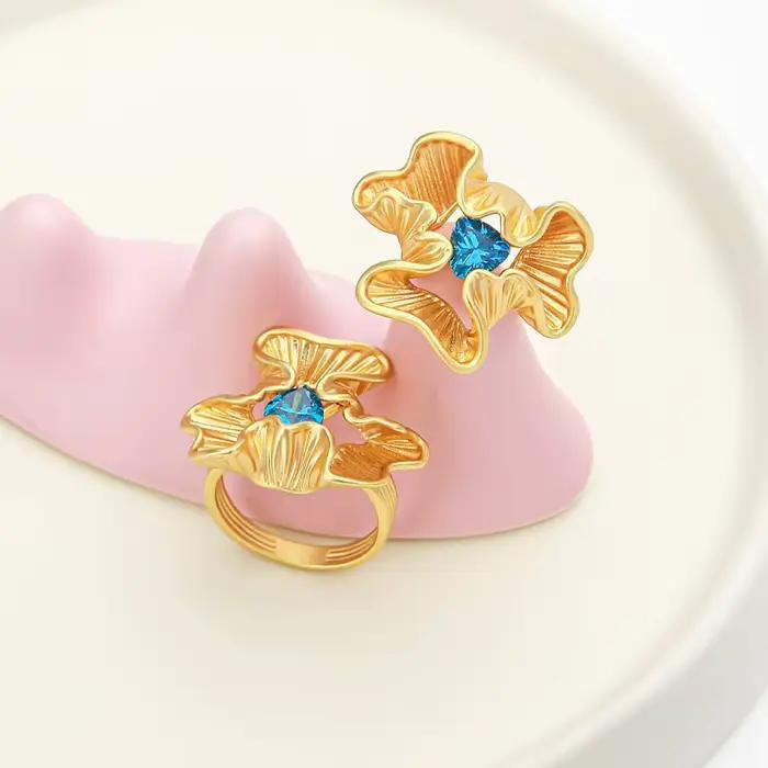 VAROLE Bague à bande florale à pétales ondulés pour femme Bague de déclaration géométrique italienne en laiton avec pierre précieuse bleue lumineuse