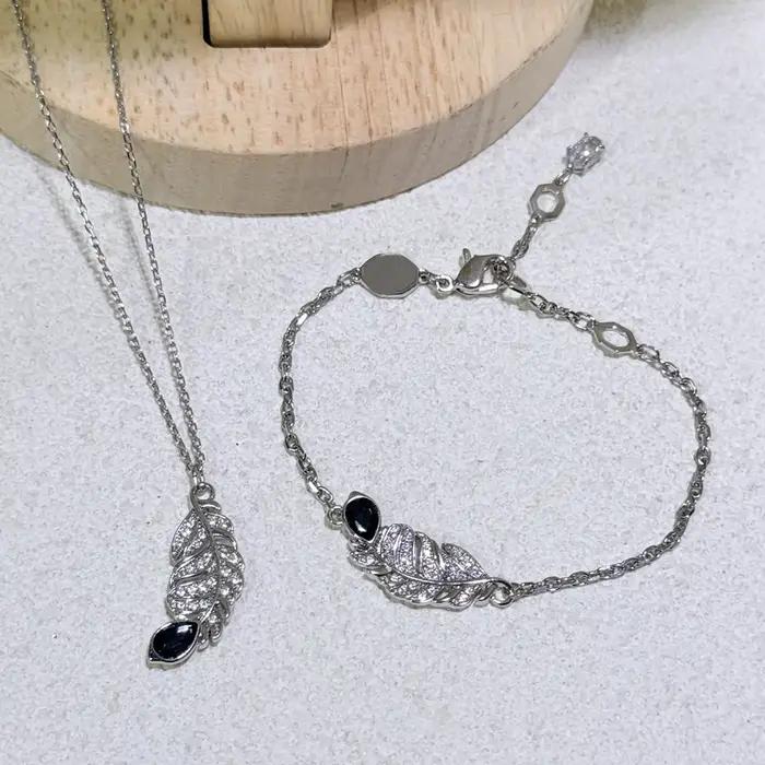 Parure de bijoux Anniversaire 2026 – Collier, bague et boucles d'oreilles de luxe pour femme, avec plumes bleues charmantes et cristaux géométriques blancs et verts