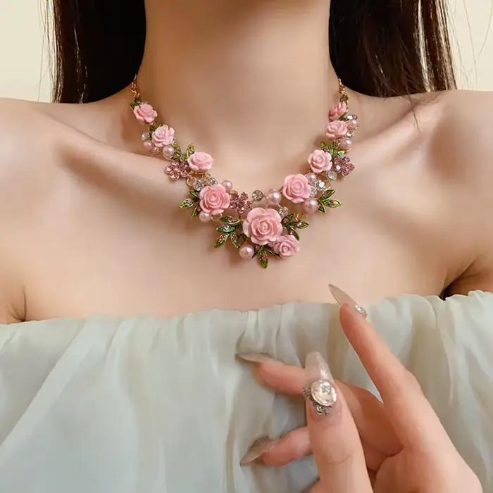 Collier luxueux en strass avec fleur de rose, collier ras-du-cou délicat, bracelet fleur, chaîne de clavicule en perles, boucles d'oreilles clous pour soirée