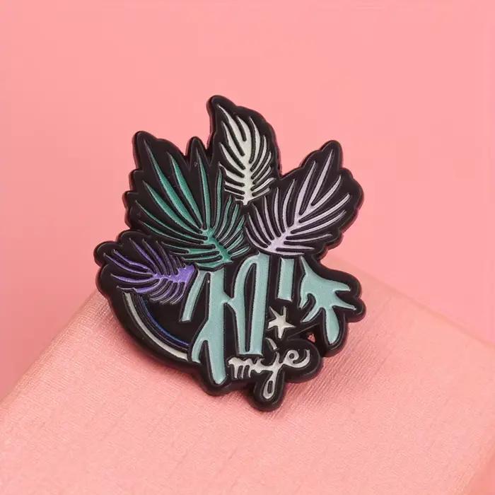 Broche en émail Botanical Reverie – Motif de feuilles dégradées avec typographie 'LEGACY OF GREEN', bijoux inspirés de la nature pour l'Eco-conscient