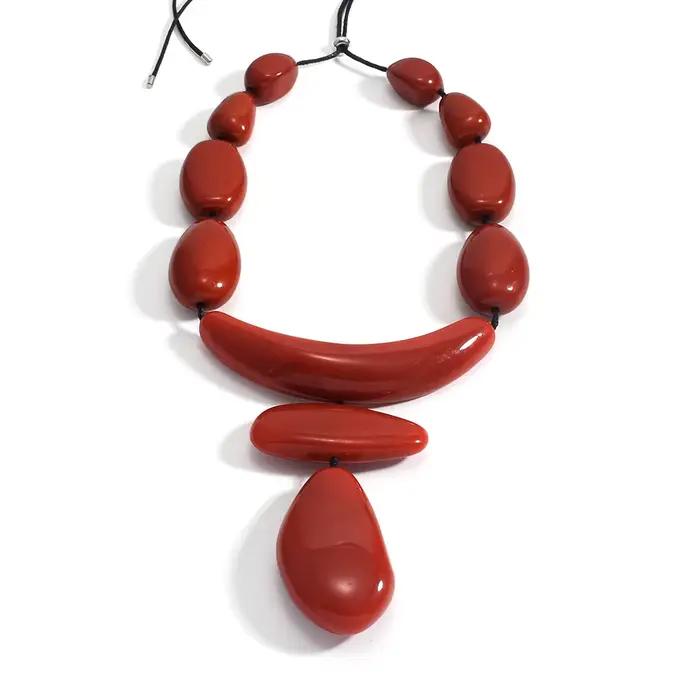 Collier bib rouge à grosses perles pour femme, réglable, avec cordon noir, pendentif audacieux en résine, style bohème, bijoux tendance