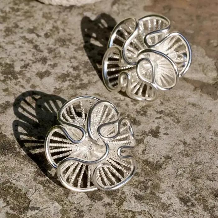Boucles d'oreilles à fleurs creuses superposées couleur argent sur le bord de la jupe pour femmes, bijoux de mode, accessoires vintage de luxe