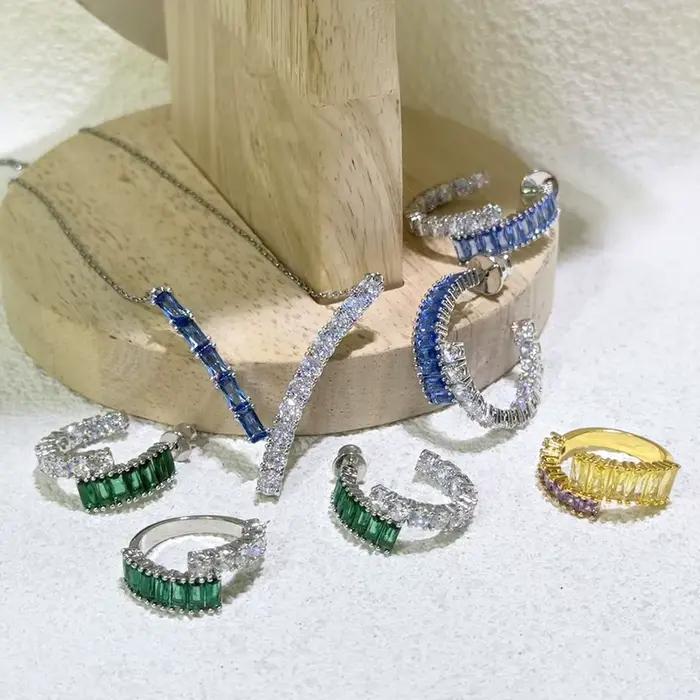 Parure de bijoux Anniversaire 2026 – Collier, bague et boucles d'oreilles de luxe pour femme, avec plumes bleues charmantes et cristaux géométriques blancs et verts