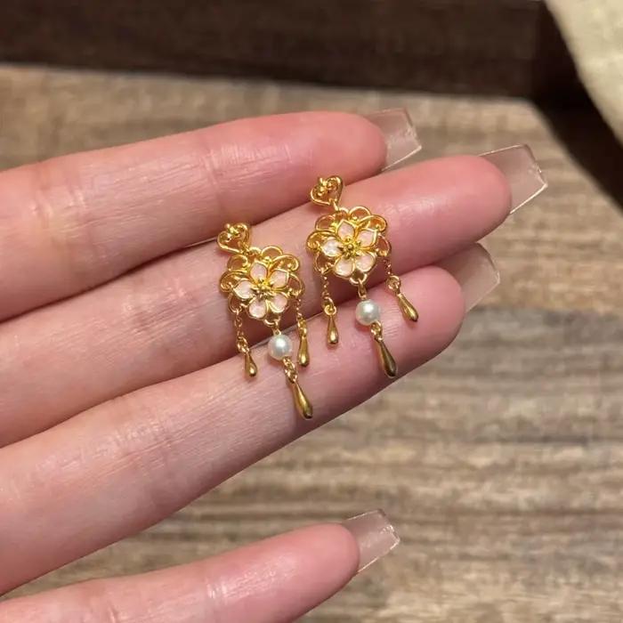 Boucles d'oreilles en fleurs de cerisier pour femmes, style palais, élégantes, romantiques, chics, douces, légères, de luxe, avec pompon, bijoux, nouvelle collection
